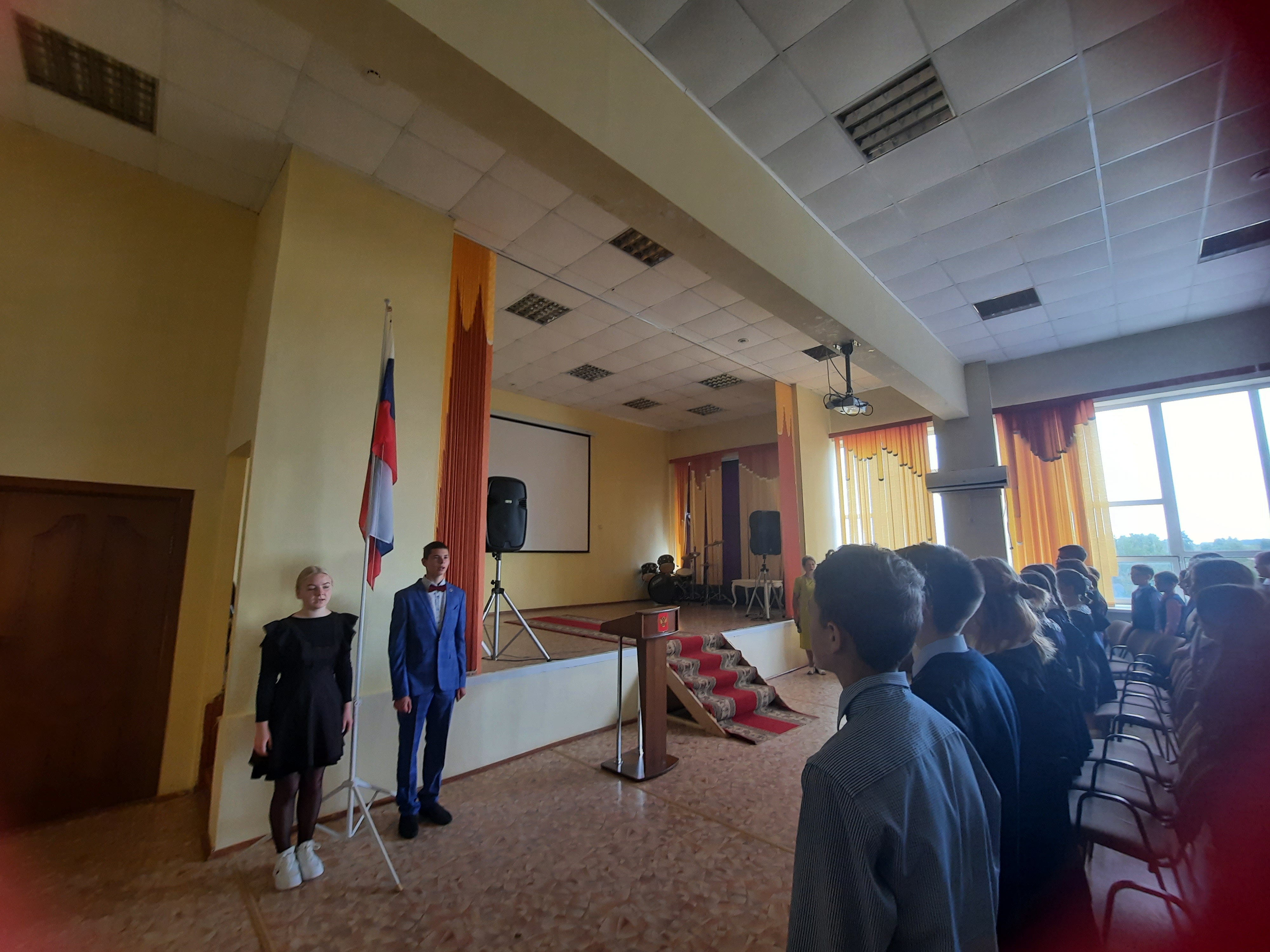 Торжественная линейка, посвященная поднятию флага РФ и исполнения гимна РФ.