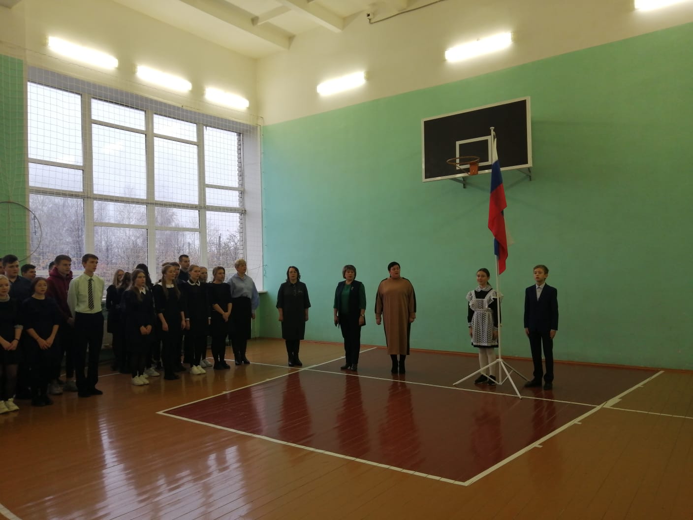 Торжественная линейка, посвящённая поднятию флага РФ и исполнения гимна РФ.