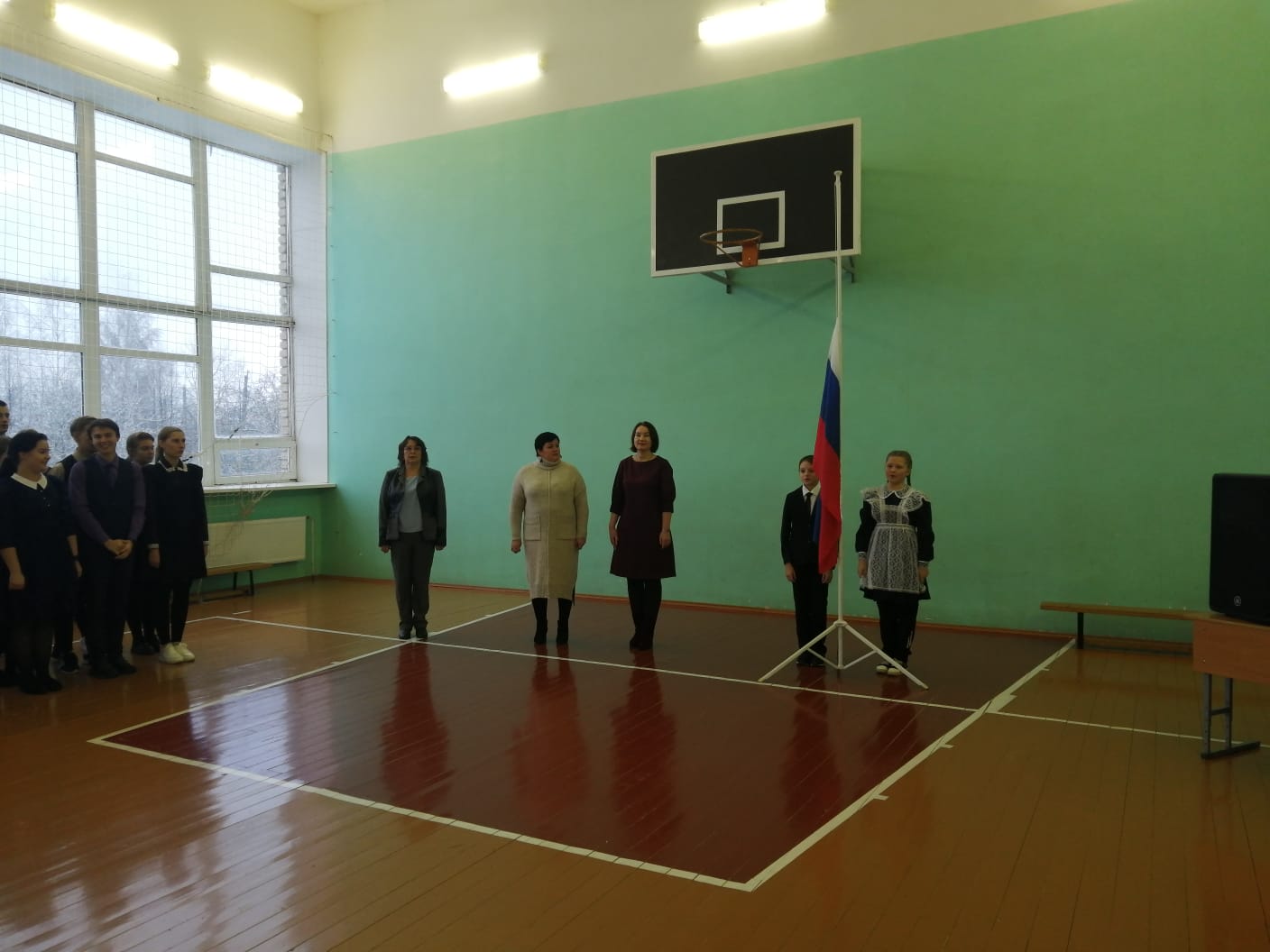 Торжественная линейка, посвящённая поднятию флага РФ и исполнения гимна РФ.