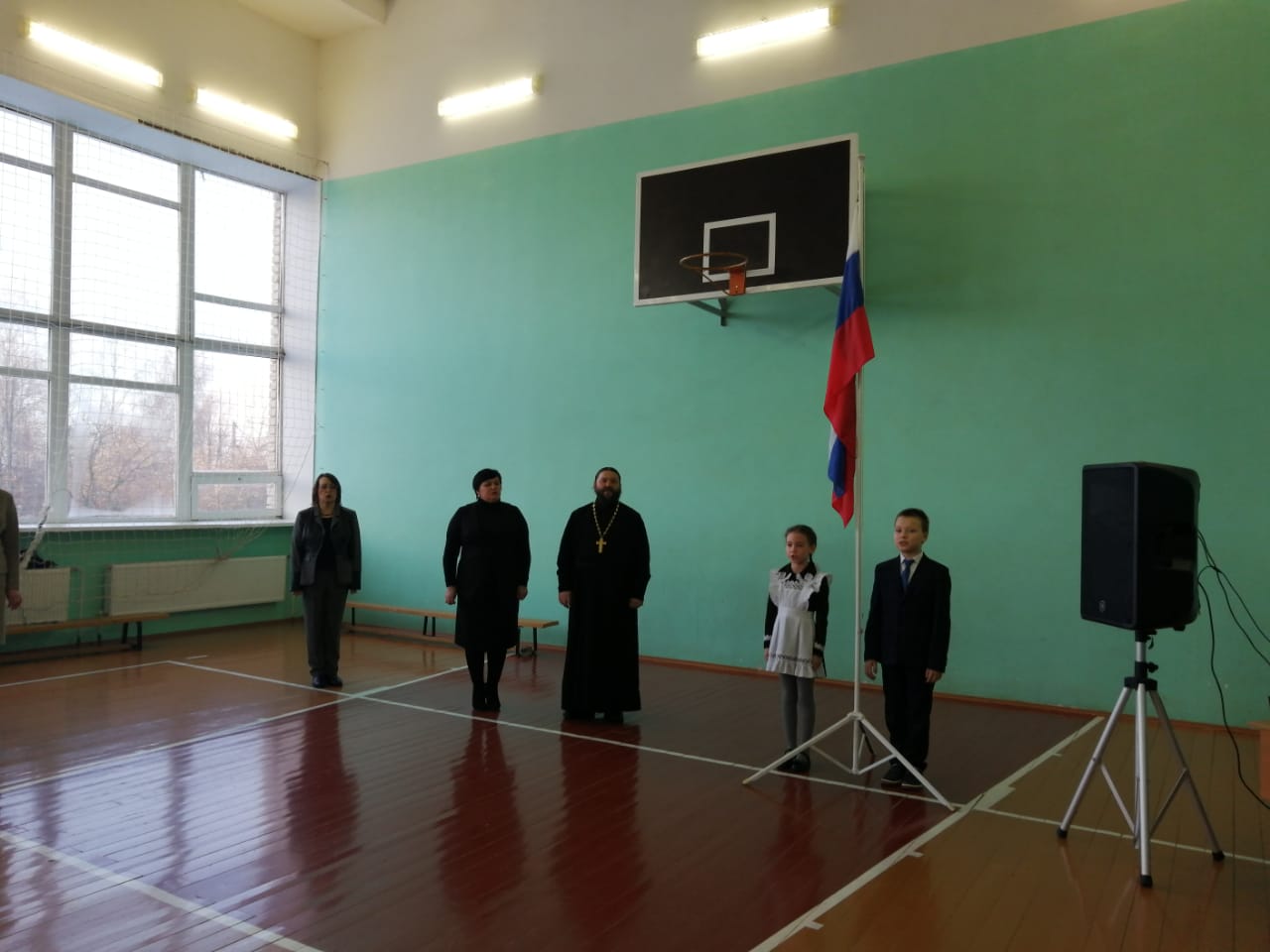 Торжественная линейка, посвящённая поднятию флага РФ и исполнения гимна РФ.