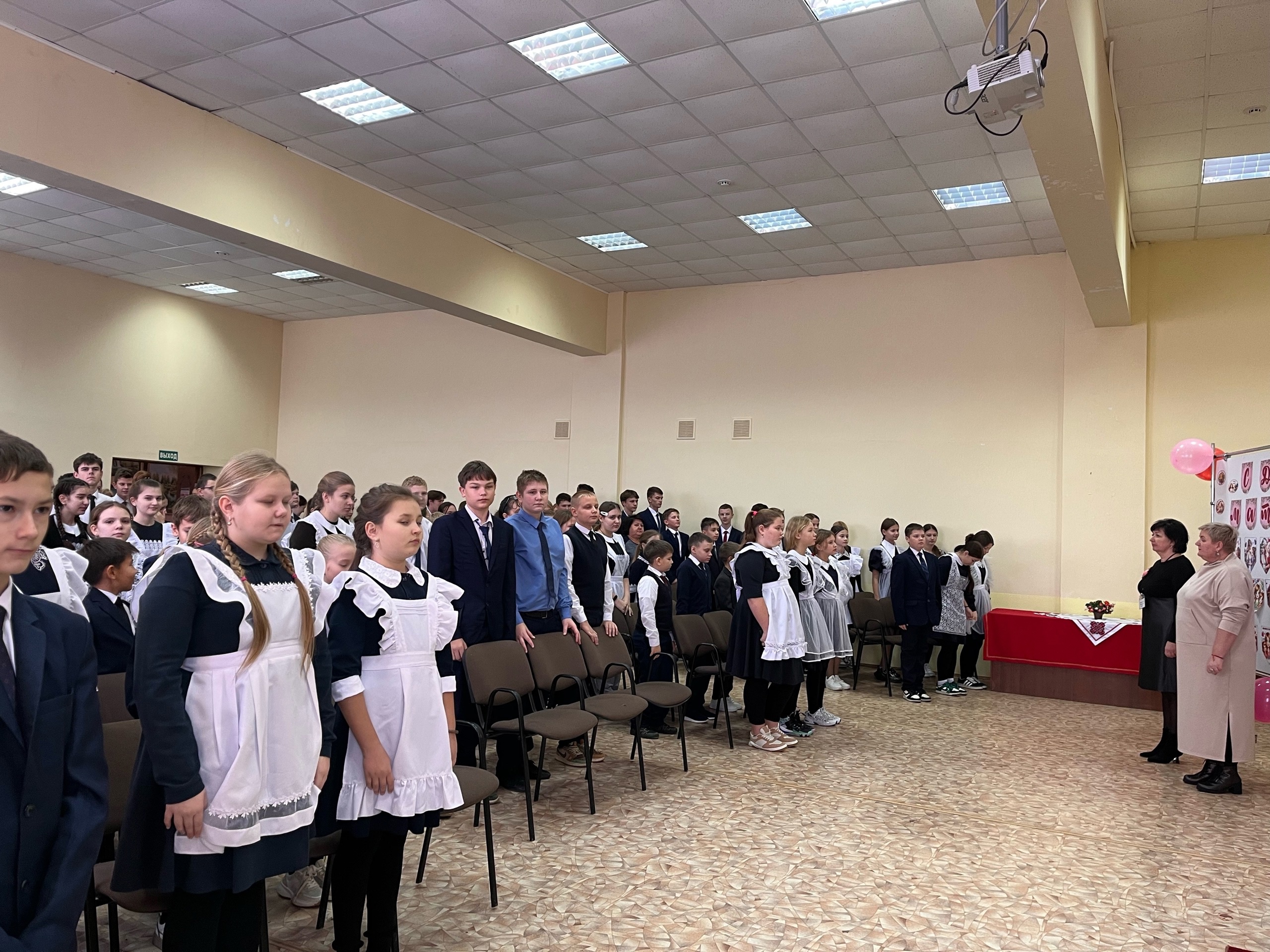 Церемония поднятия флага РФ и исполнение гимна РФ.