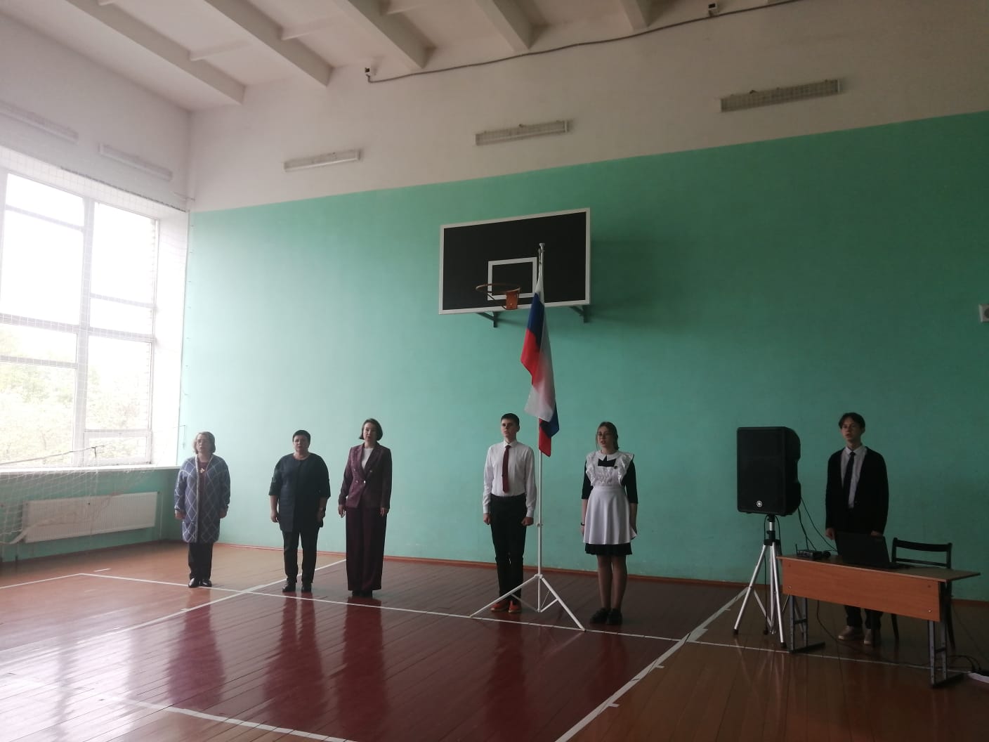 Торжественная линейка, посвященная поднятию флага РФ и исполнения гимна РФ.