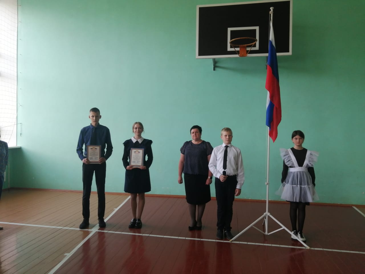 Торжественная линейка, посвященная поднятию флага РФ и исполнения гимна РФ.