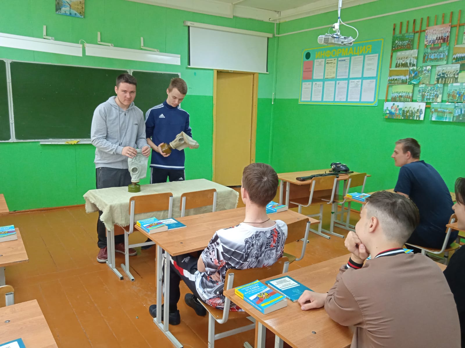 Проведение учебных сборов с учащимися десятых классов.