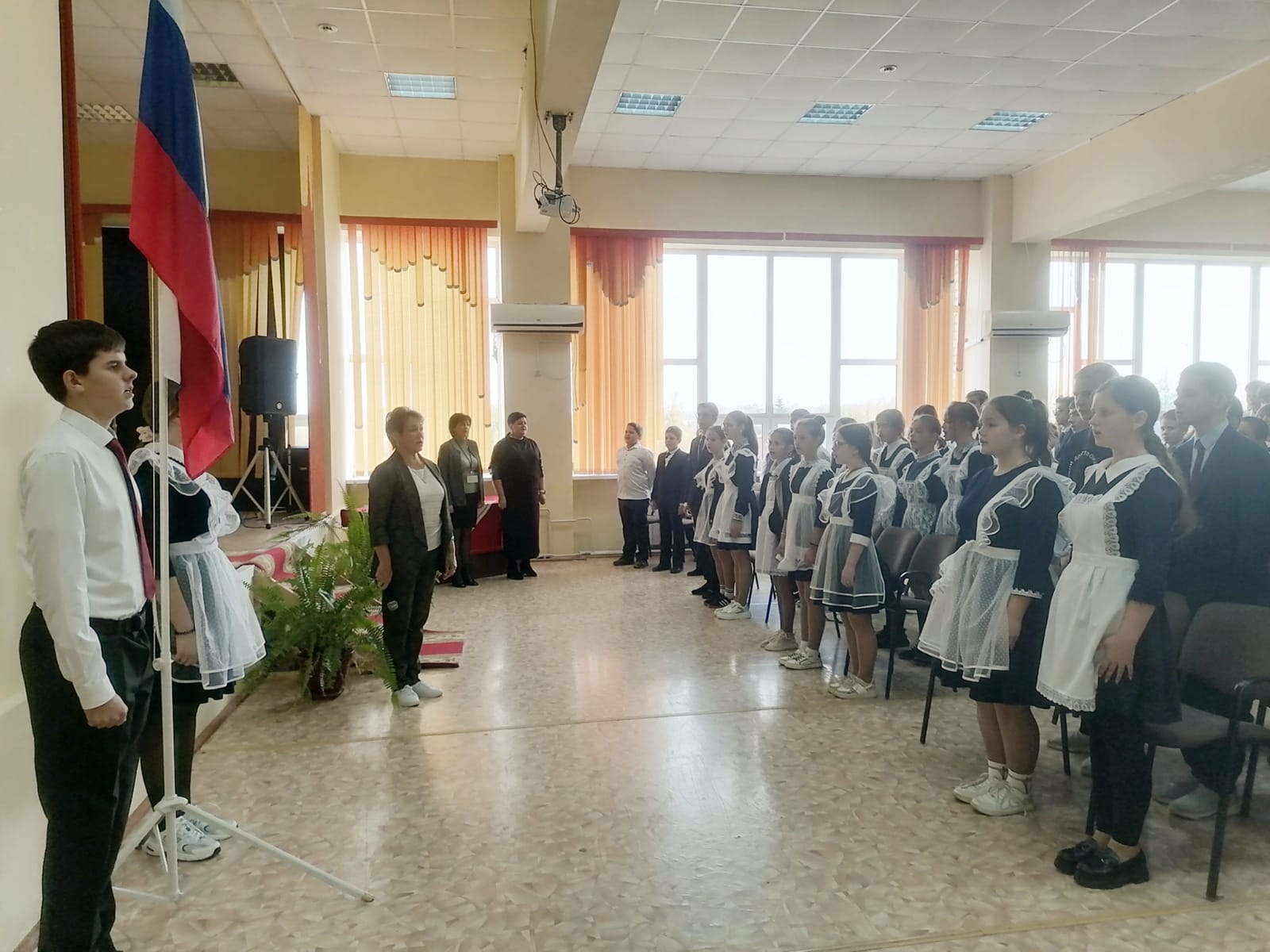 Торжественая церемония посвященная поднятию флага РФ и исполнения гимна РФ.