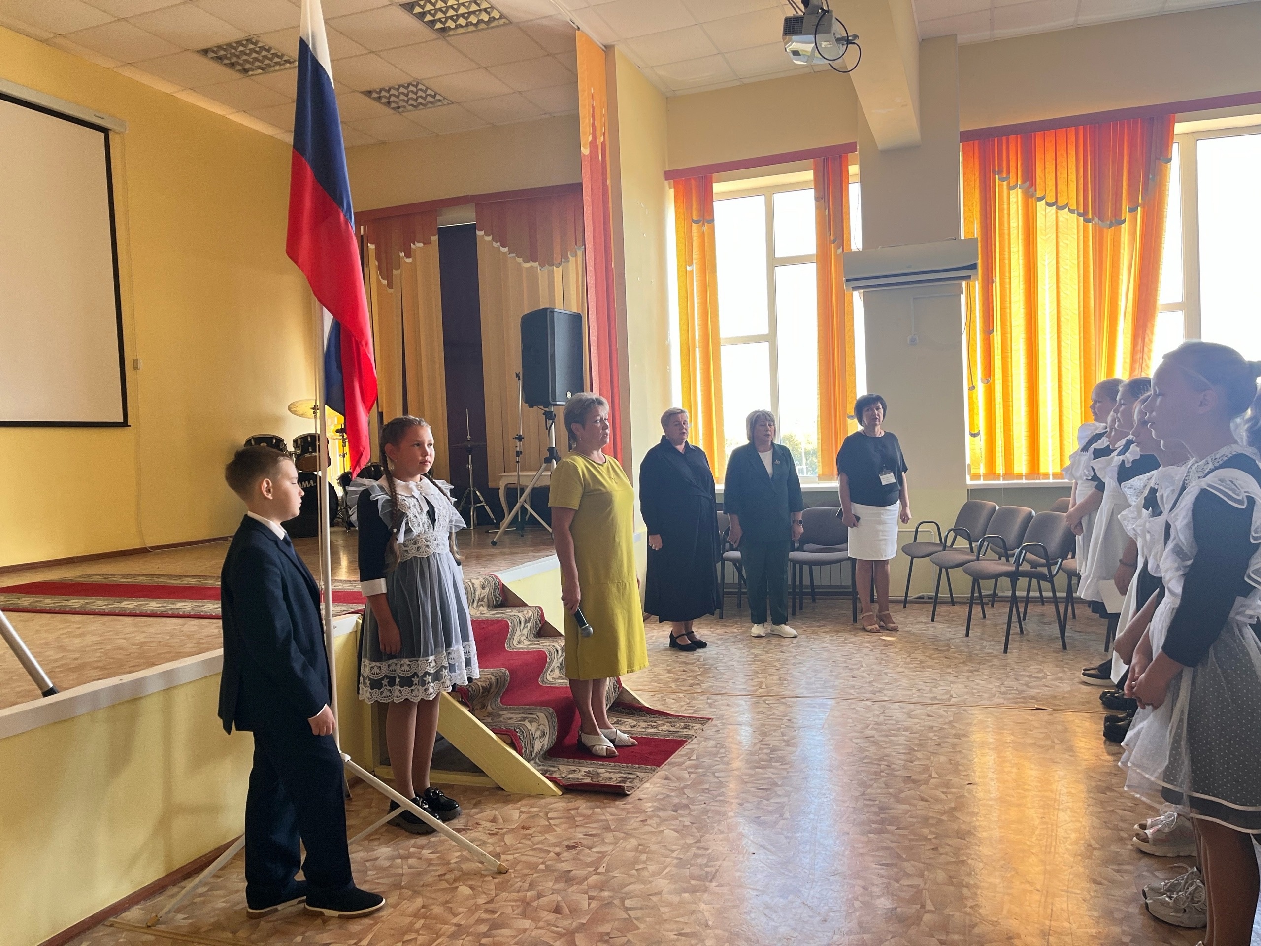 Церемония поднятия флага РФ и исполнение гимна РФ.