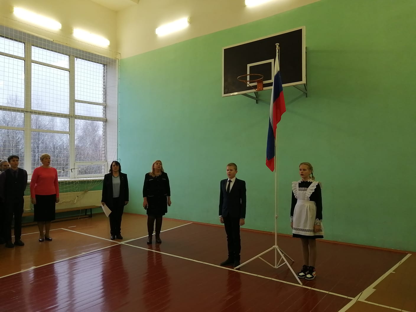 Торжественная линейка, посвящённая поднятию флага РФ и исполнения гимна РФ.