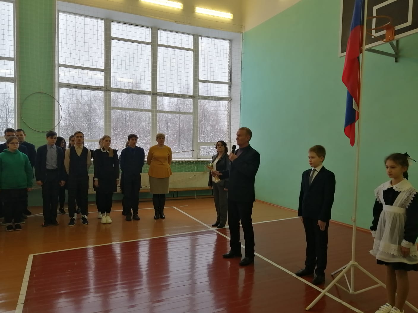 Торжественная линейка, посвящённая поднятию флага РФ и исполнения гимна РФ.