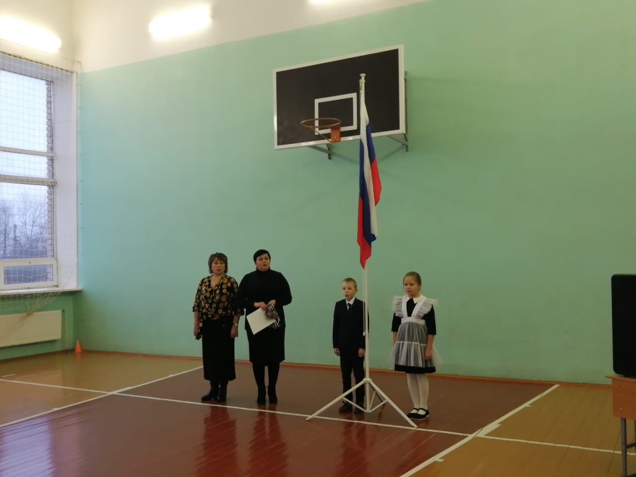 Торжественная линейка, посвящённая поднятию флага РФ и исполнения гимна РФ.