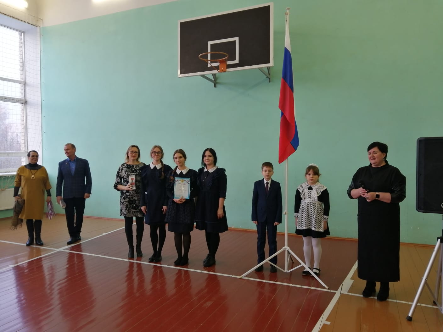 Торжественная линейка, посвящённая поднятию флага РФ и исполнения гимна РФ.