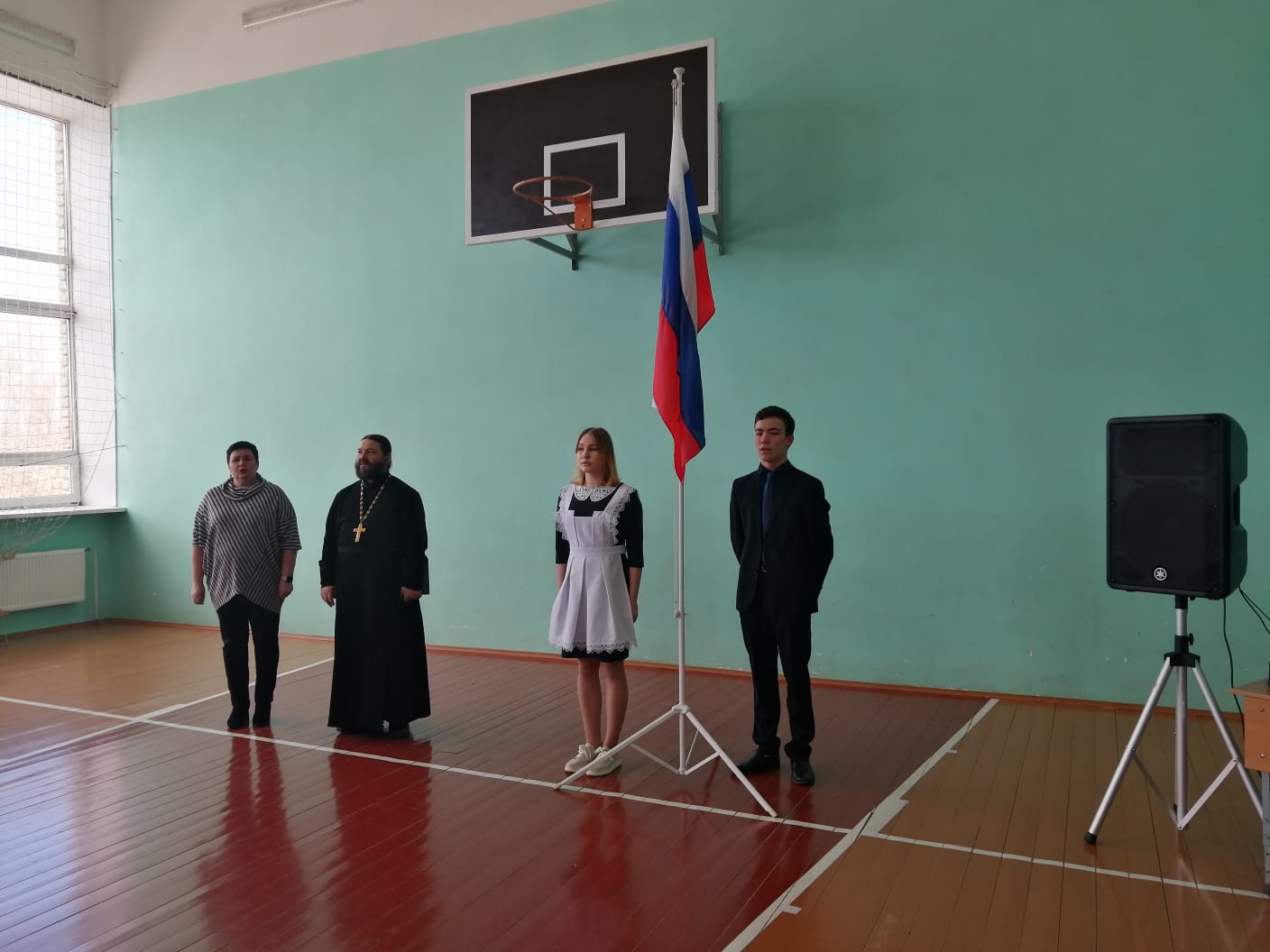 Торжественная линейка, посвящённая поднятию флага РФ и исполнения гимна РФ.