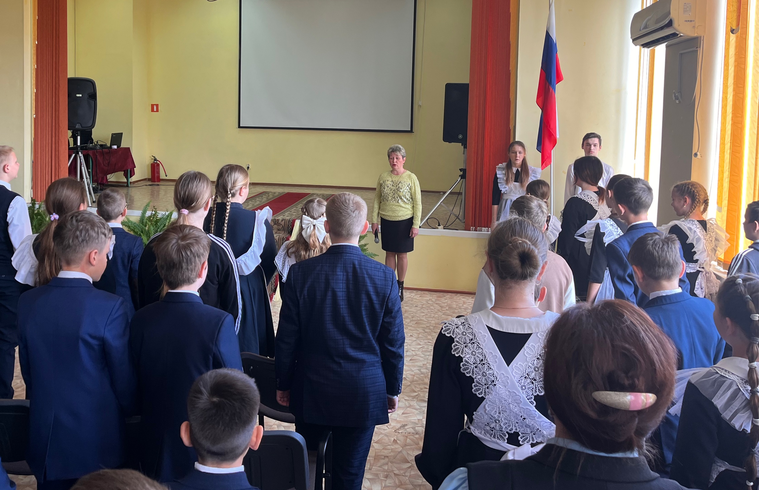 Церемония поднятия флага РФ и исполнение гимна РФ.